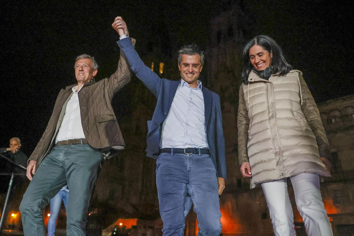 El presidente del PPdeG, Alfonso Rueda, junto al candidato a la alcaldía de Santiago, Borja Verea (c), y la secretaria general del partido, Paula Prado (d), en el inicio de la campaña para las municipales del 28M.