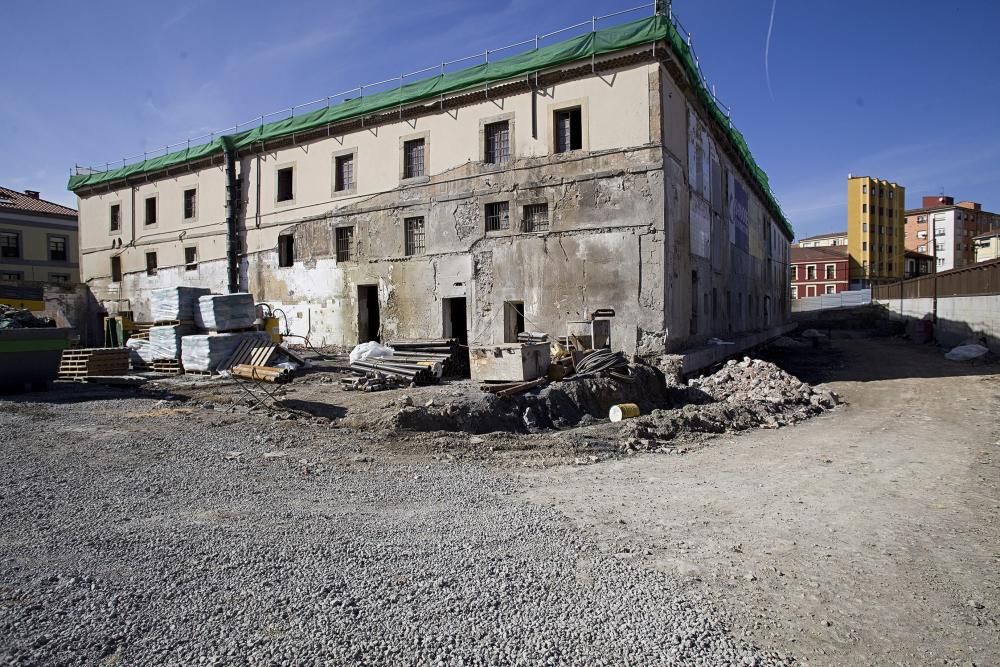 Visita de la alcaldesa de Gijón y los portavoces municipales a las obras de Tabacalera