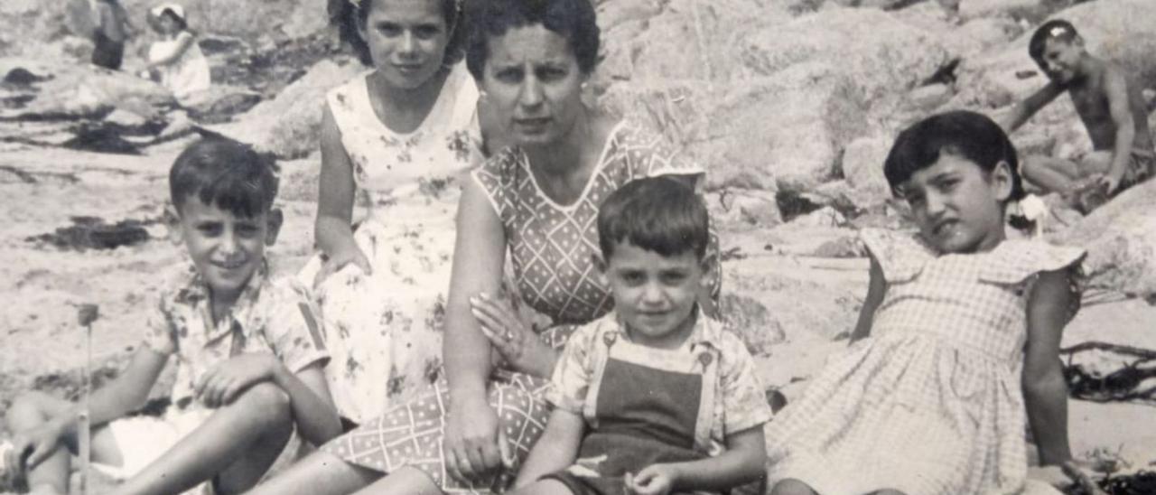A la izquierda, Ángela con sus hijos en la playa del Matadero. En la foto de la derecha, la autora, a la izquierda, con su madre y sus hermanos en las ‘merendiñas’ de San Amaro.  | / L. O.