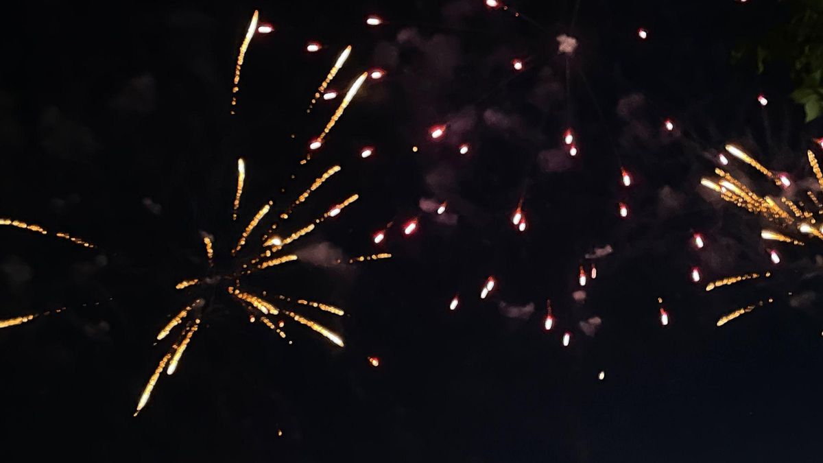 Los fuegos artificiales coronan el cielo de Cáceres