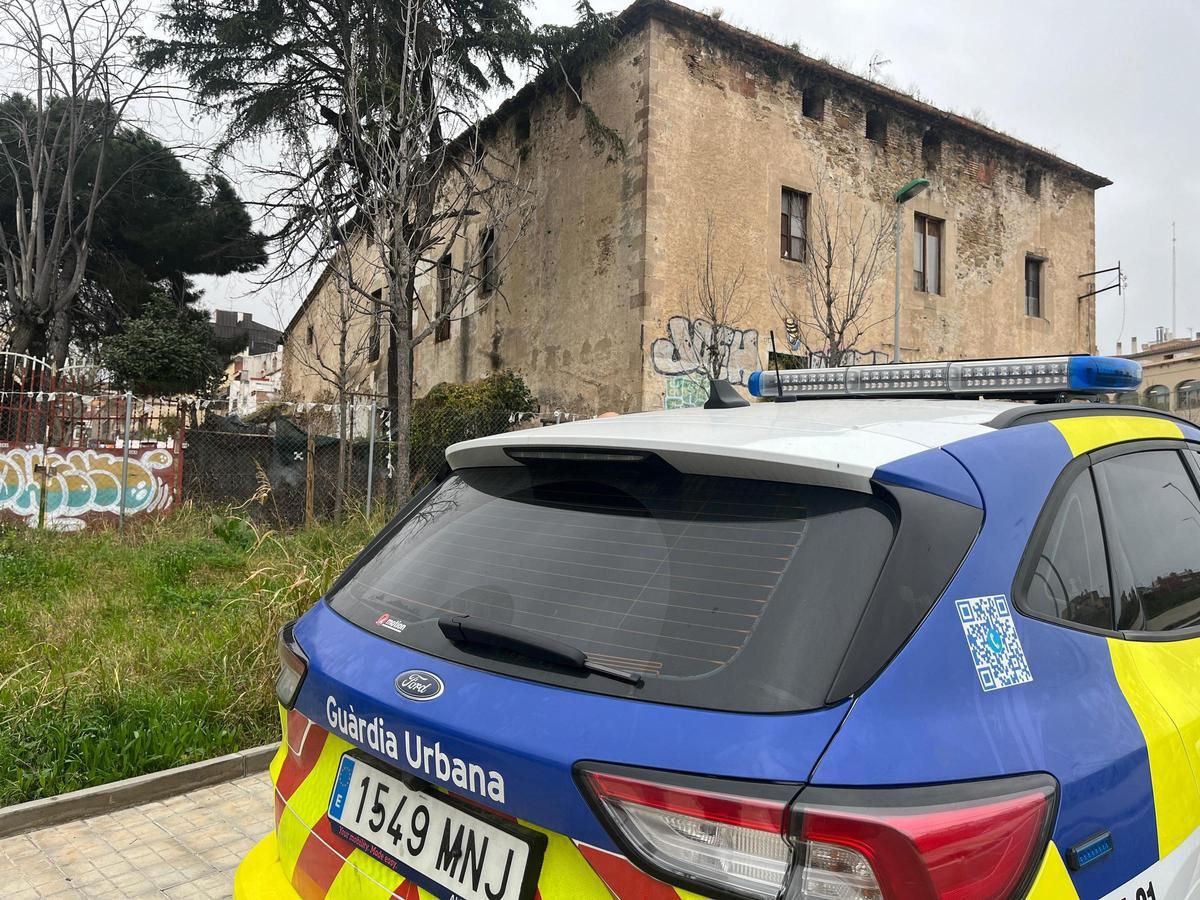 La masía de ca l'Andal de Badalona, durante el operativo policial de desocupación