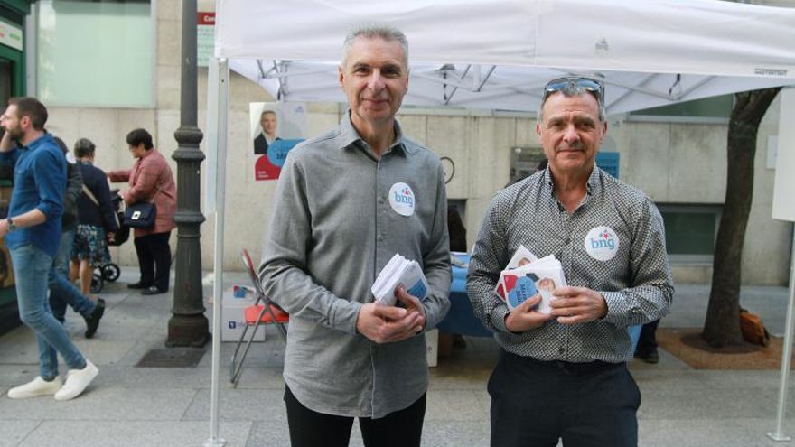 Luis Seara y Xosé Manuel Puga, en la calle Paseo. | // IÑAKI OOSRIO