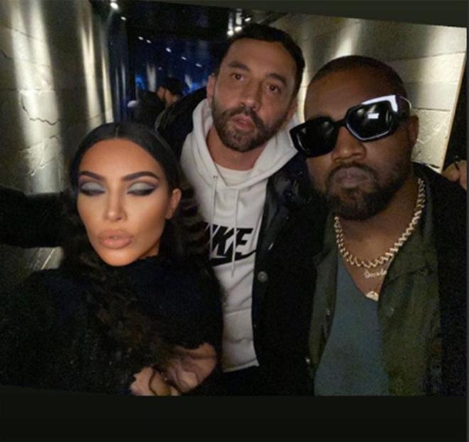 Kim Kardashian, Ricardo Tisci y Kanye West posando juntos