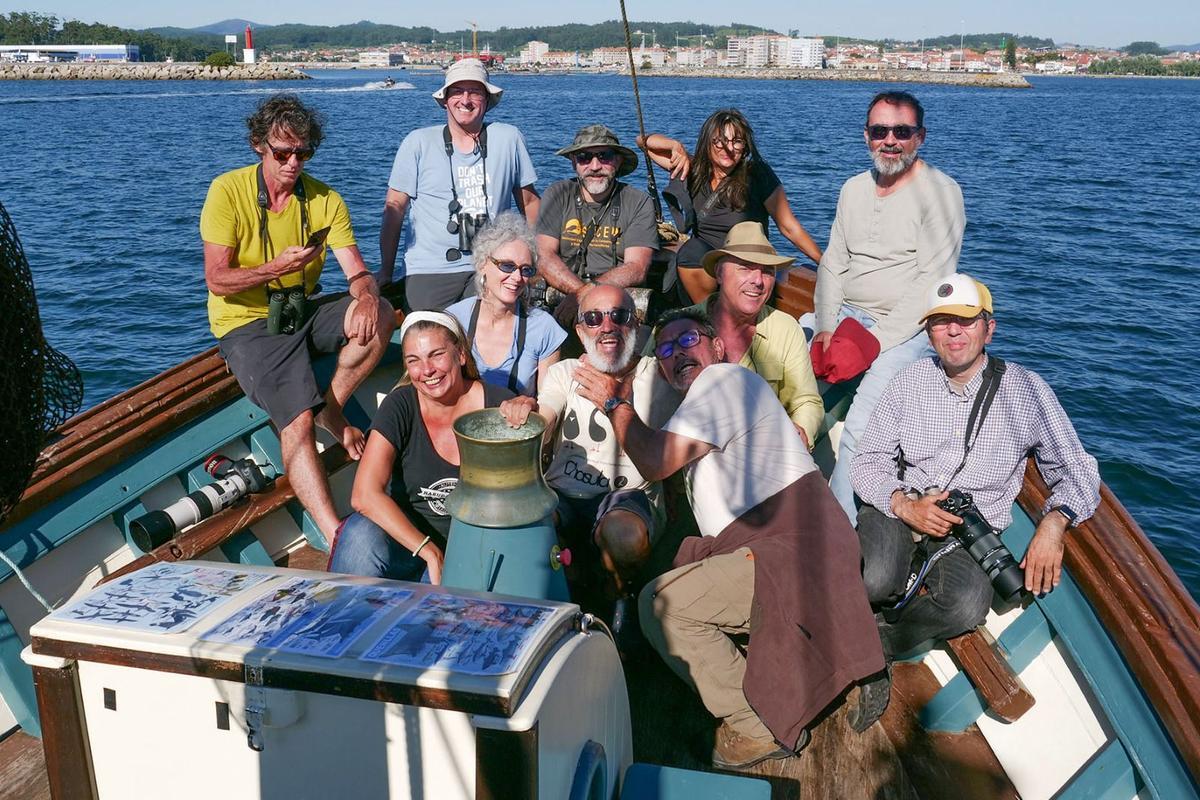 Juan Diéguez, Isidro Mariño, Xabier V. Pumariño, Pablo Covelo y otros participantes en la expedición que el 20 de agosto de 2023 disfrutó de la presencia de orcas en la ría de Arousa.