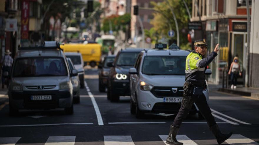 Un policía regula el tráfico durante el apagón en la capital tinerfeña.