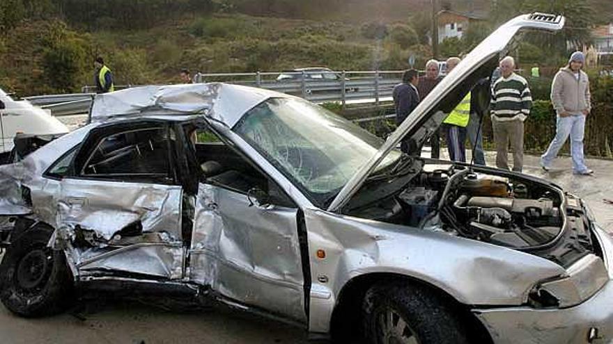 Vehículo en el que fallecieron tres personas en Oia.