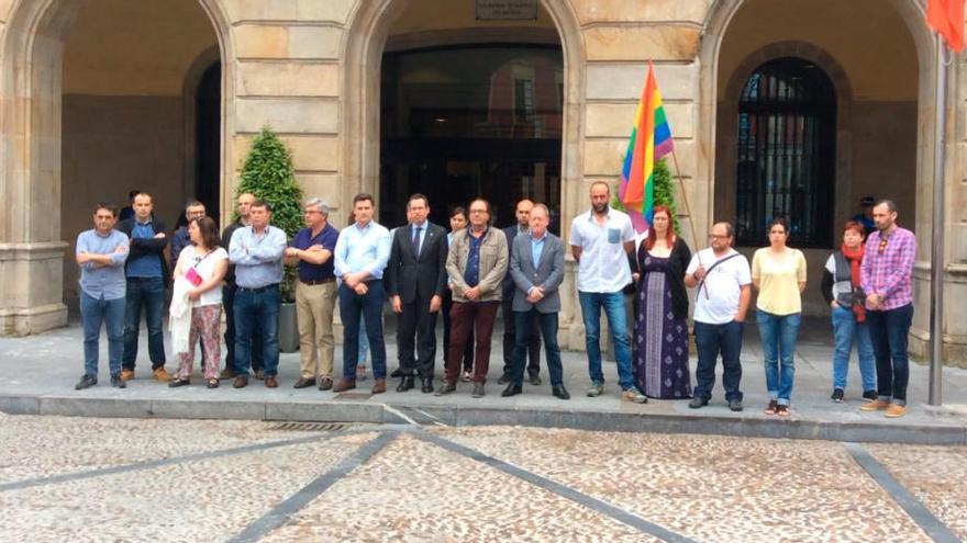 Gijón guarda un minuto de silencio por los fallecidos en el ataque de Orlando