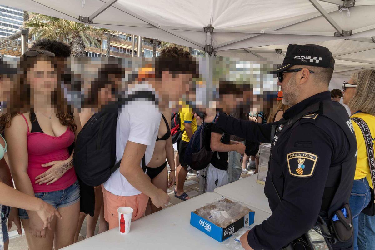 Control al alcohol en la Santa Faz 0,0 de Alicante con 12.000 jóvenes en la playa de San Juan