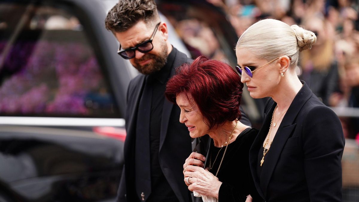 Jack, Sharon y Kelly Osbourne en la despedida del cantante en Birmingham.
