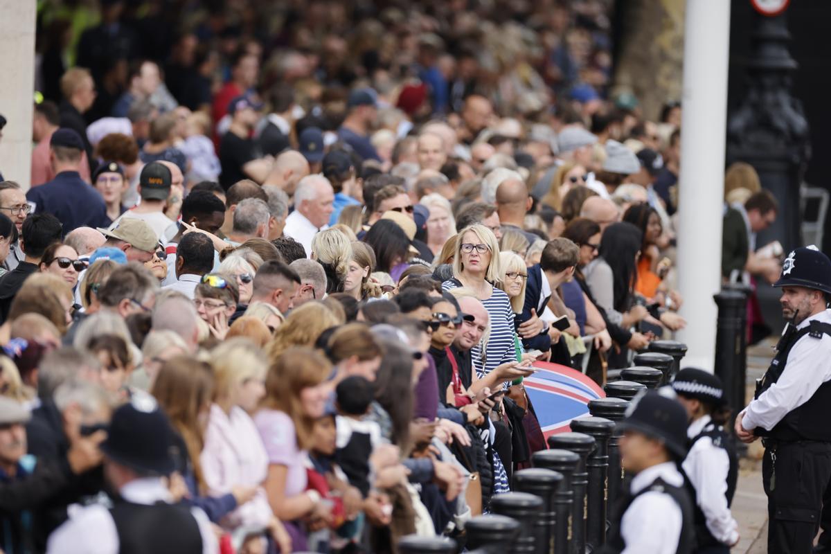 Ciudadanos esperan el paso del féretro de Isabel II hacia Westminster.