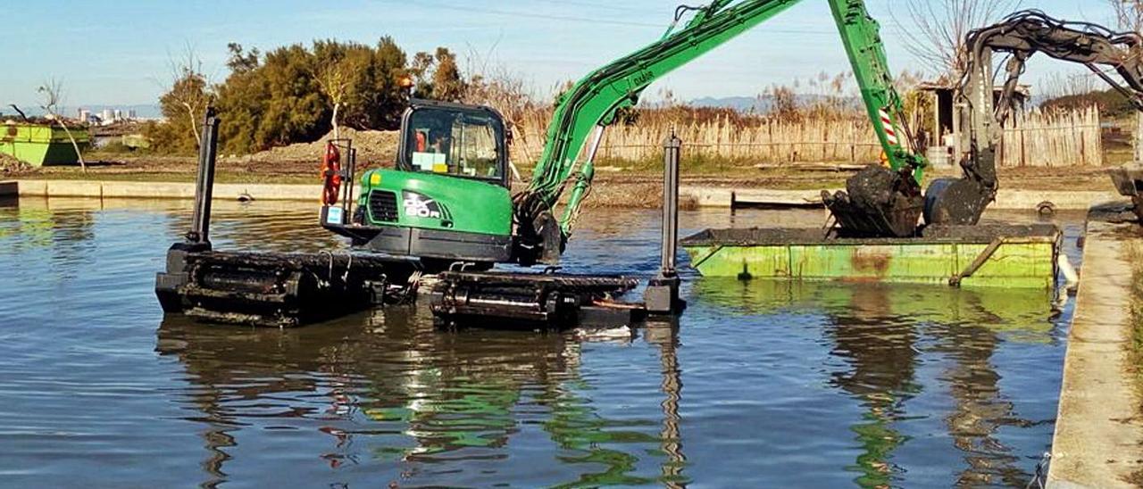 Operación de dragado en l’Albufera en una imagen de archivo.  | LEVANTE-EMV