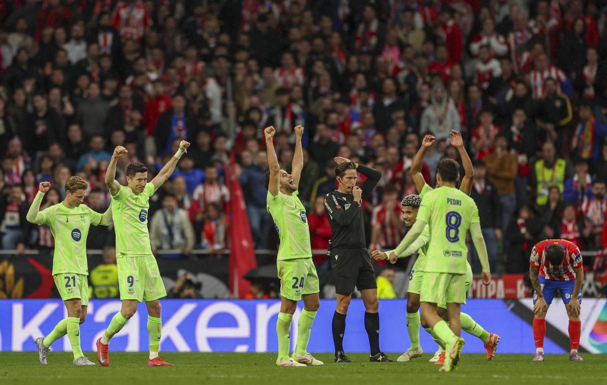 Flick y los jugadores lo celebraron por todo lo alto en el césped del Metropolitano Flick y los jugadores lo celebraron por todo lo alto en el césped del Metropolitano