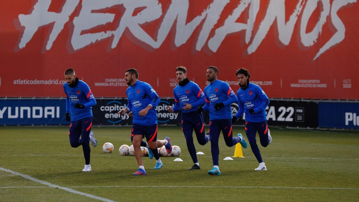 Los jugadores del Atlético de Madrid durante el entrenamiento de hoy