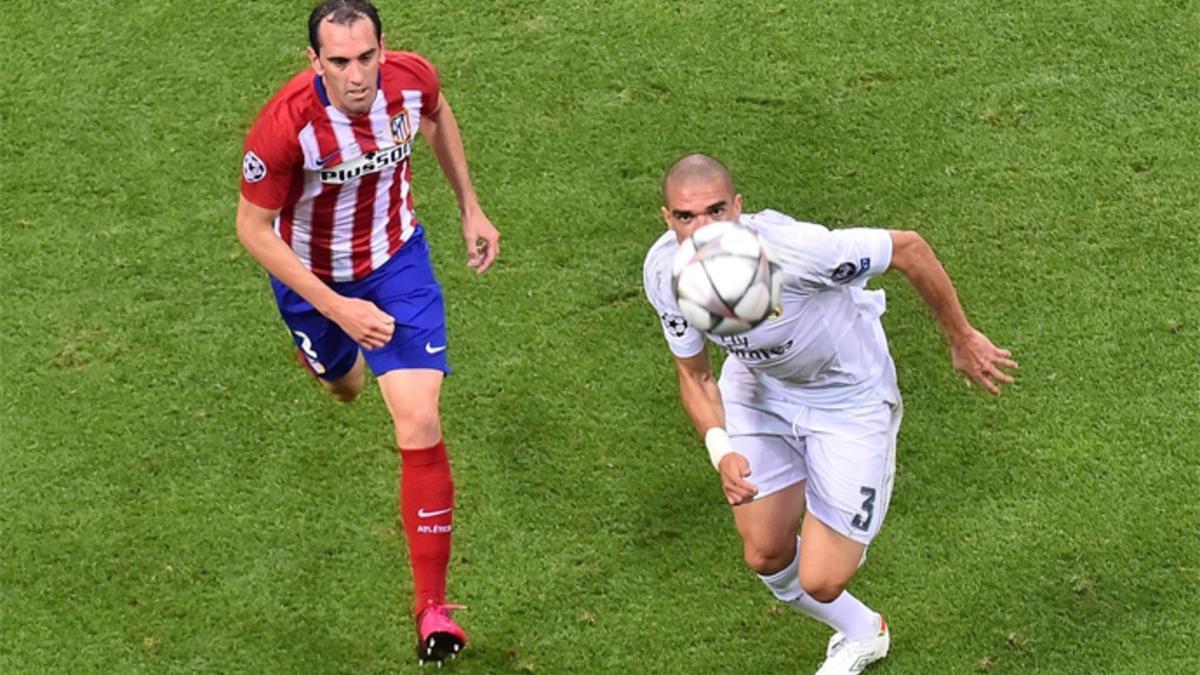 Godín lucha por un balón con Pepe