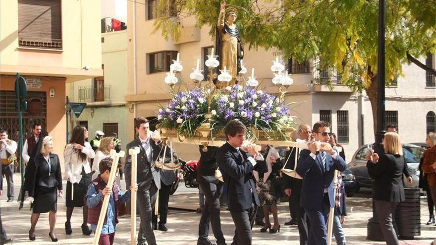 Los vecinos de la calle San Vicente arropan a la imagen del santo