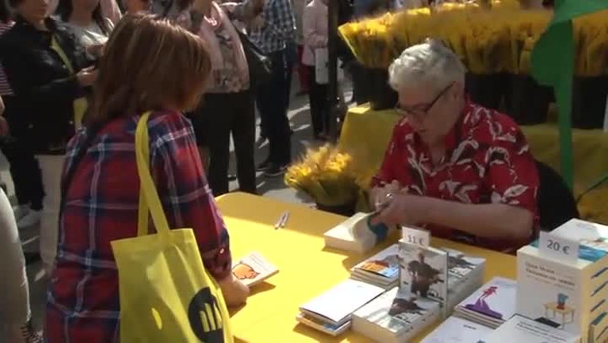 Los escritores firman libros el día de Sant Jordi 2018