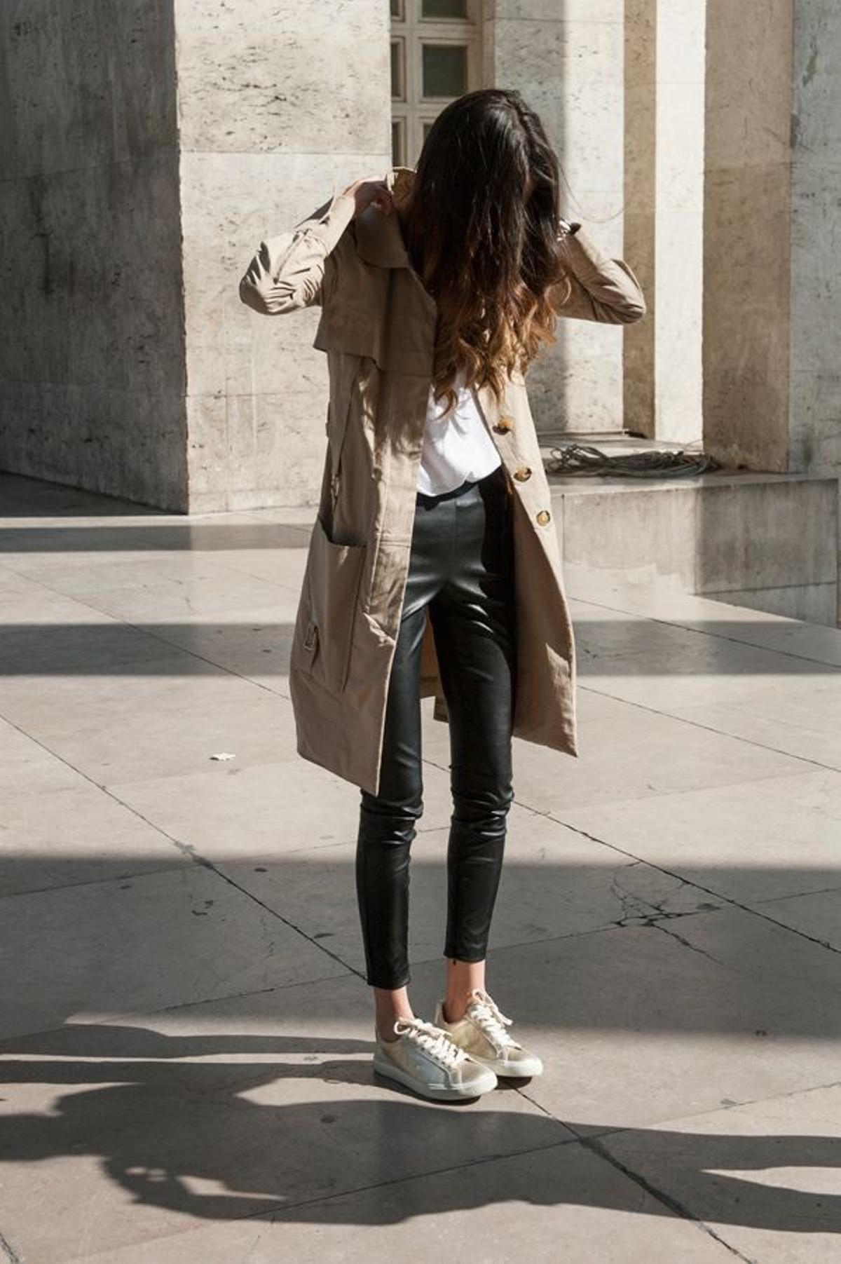 Looks con zapatillas: trench + cuero