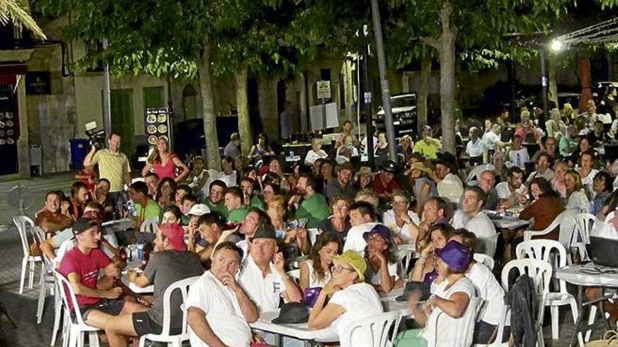 La plaza del pueblo se llenó de participantes y curiosos.