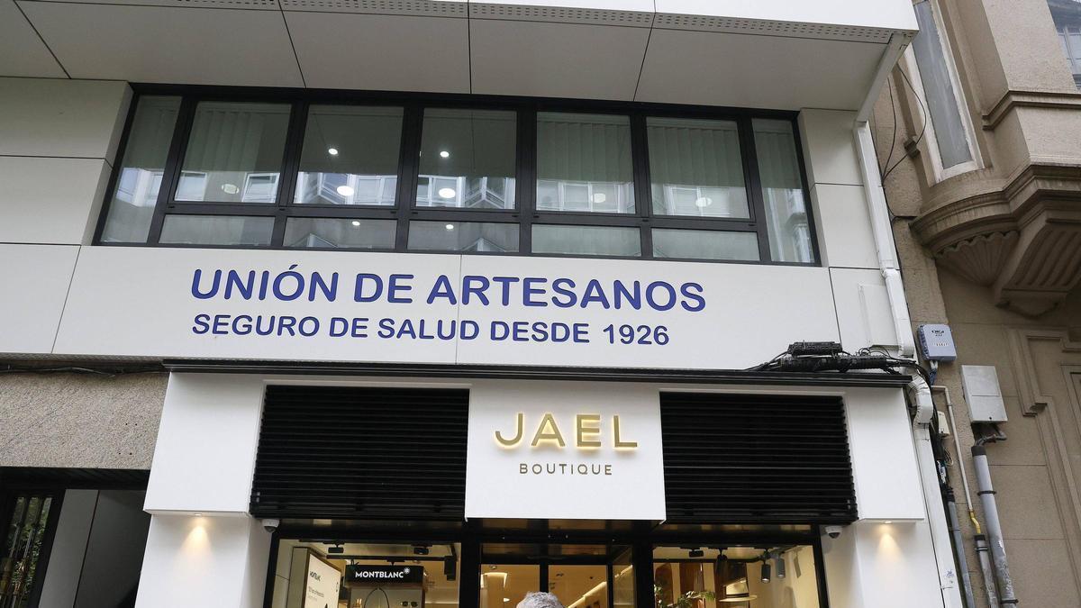 Exterior de la sede de la Unión de Artesanos en Xeneral Pardiñas