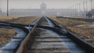 Las vías del tren del campo de exterminio de Auschwitz-Birkenau, en Polonia.