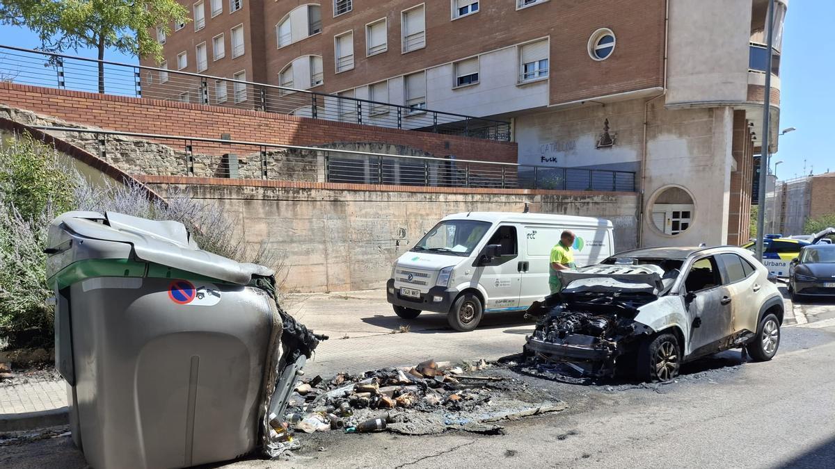 El cotxe cremat al carrer la Sèquia de Manresa