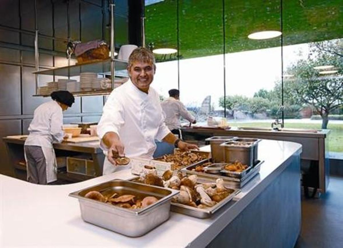 Nandu Jubany, a la renovada i ampliada cuina del seu restaurant, ahir al matí.