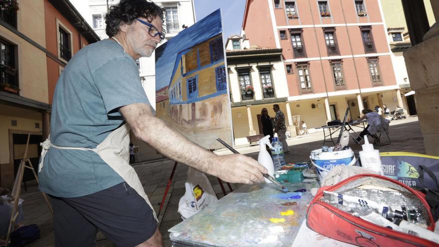 Cuadros &quot;que salen de dentro&quot; se apoderan de la plaza del Fontán