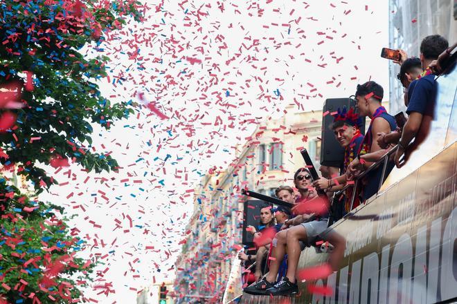 ¡De locos! Las mejores imágenes de una ciudad entregada al Barça