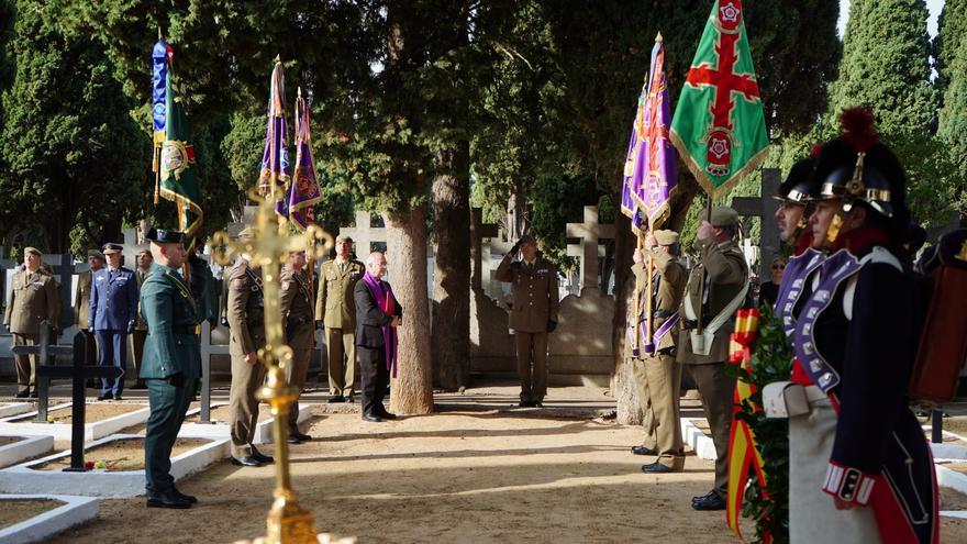 GALERÍA | El homenaje a las Fuerzas Armadas en el cementerio de Zamora, en imágenes