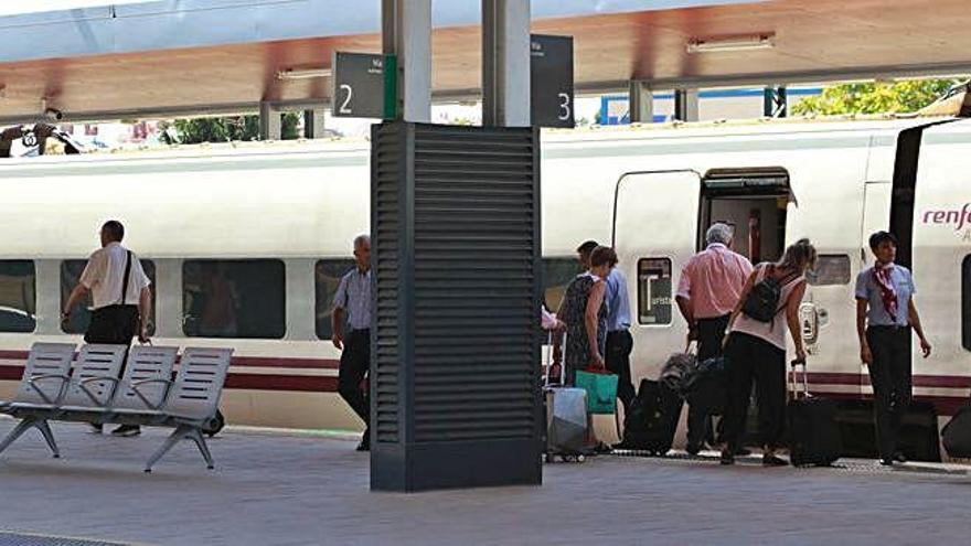 Varios viajeros se suben al tren.