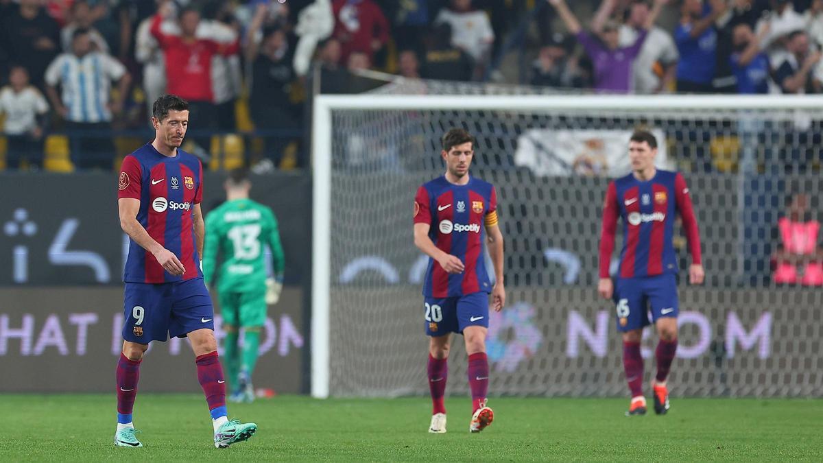 Los jugadores del FC Barcelona, abatidos al finalizar el partido.