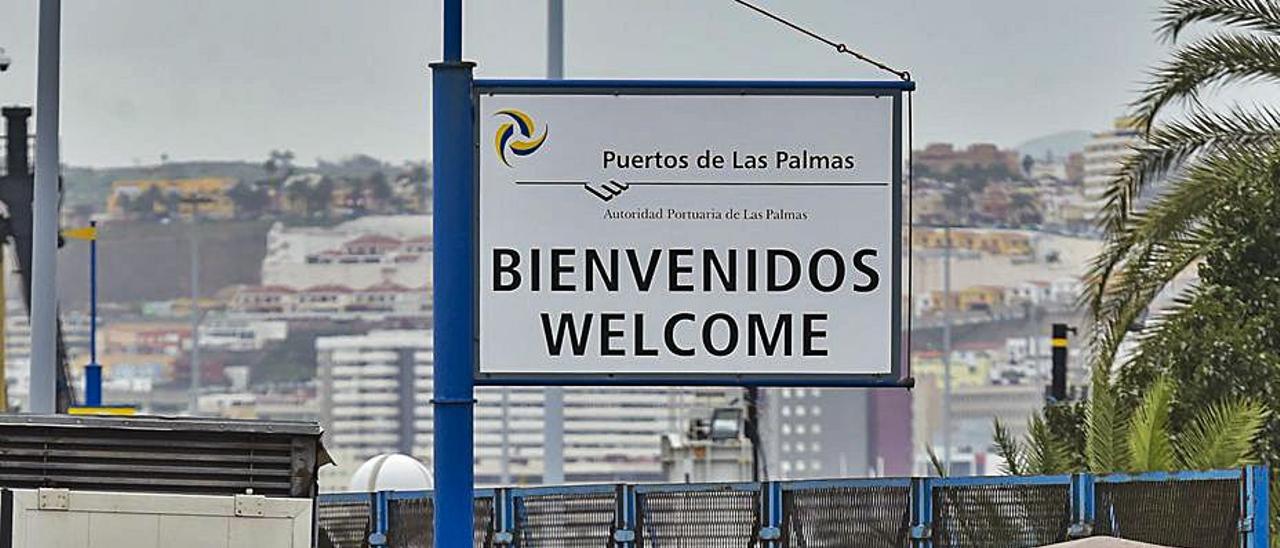 Migrantes localizados en un contenedor en el acceso al puerto de Las Palmas. | | A.C.