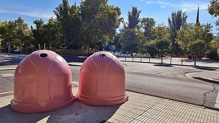 Se han instalado dos iglús rosas en la avenida Cosculluela. | SERVICIO ESPECIAL