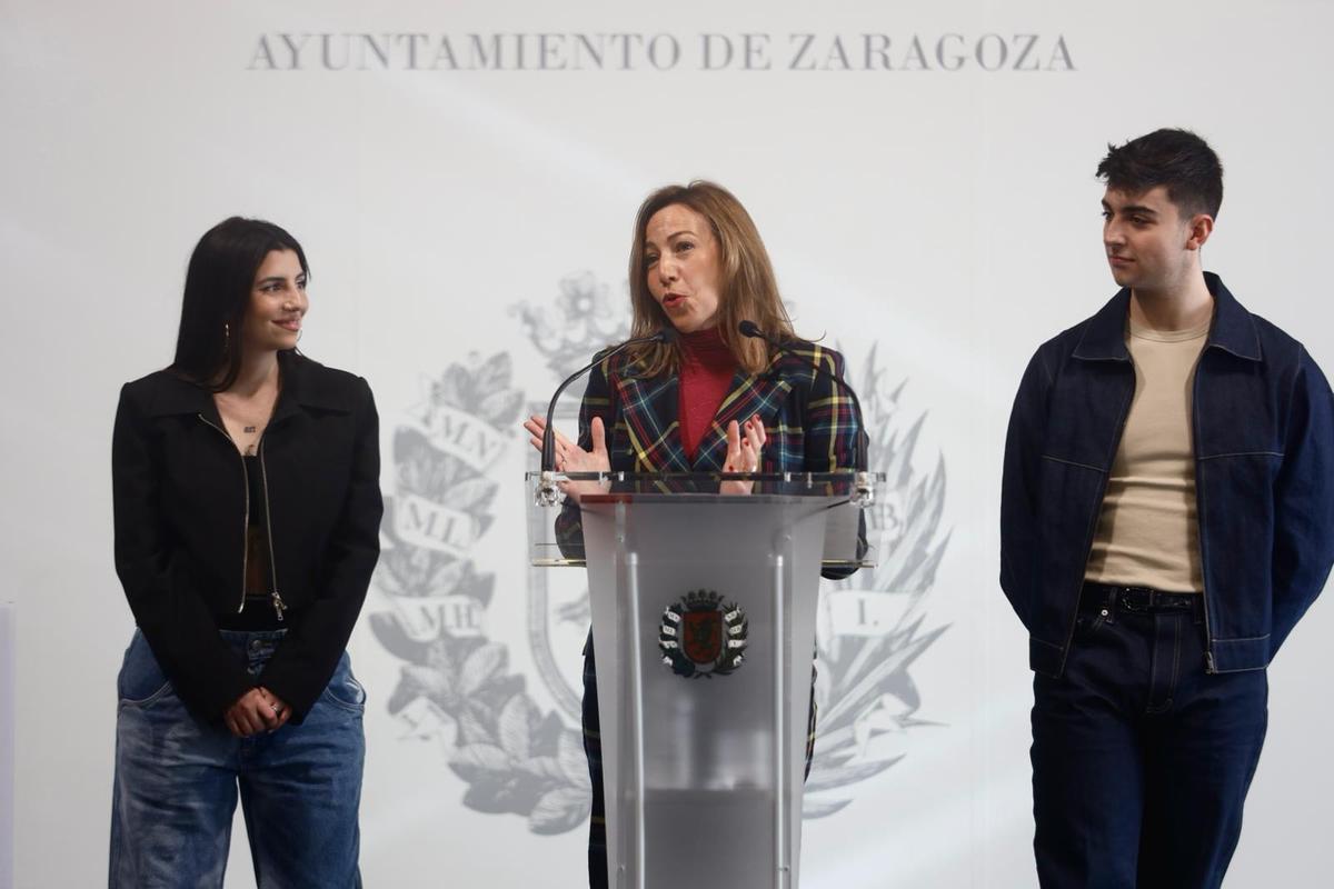 En imágenes | Natalia Chueca recibe a Naira y Juanjo en el Ayuntamiento de Zaragoza