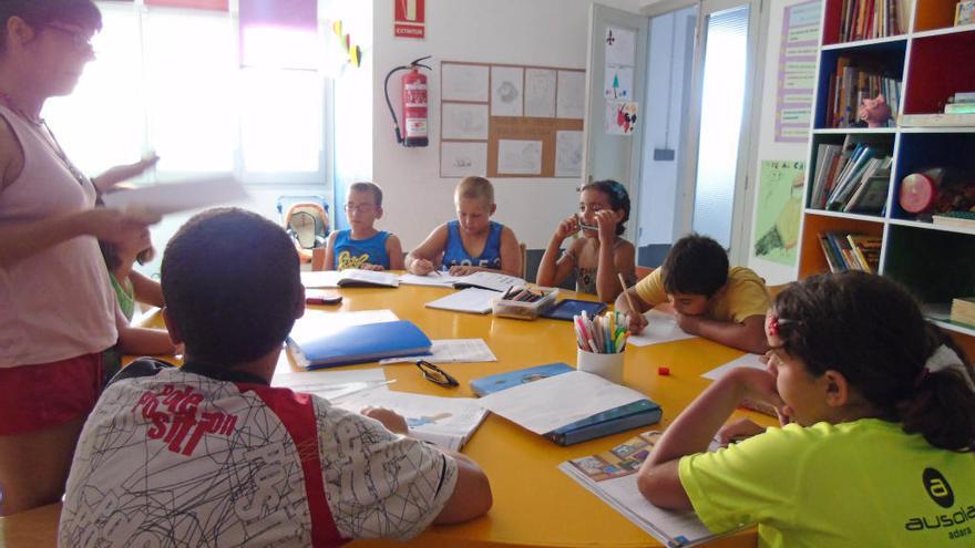 Infants que prenen part en un dels centres oberts