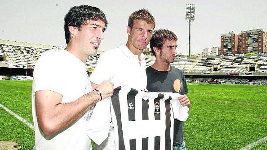 Unai Expósito, Chus Herrero y Antonio Longás posan ayer con una camiseta del Cartagena en estadio Cartagonova