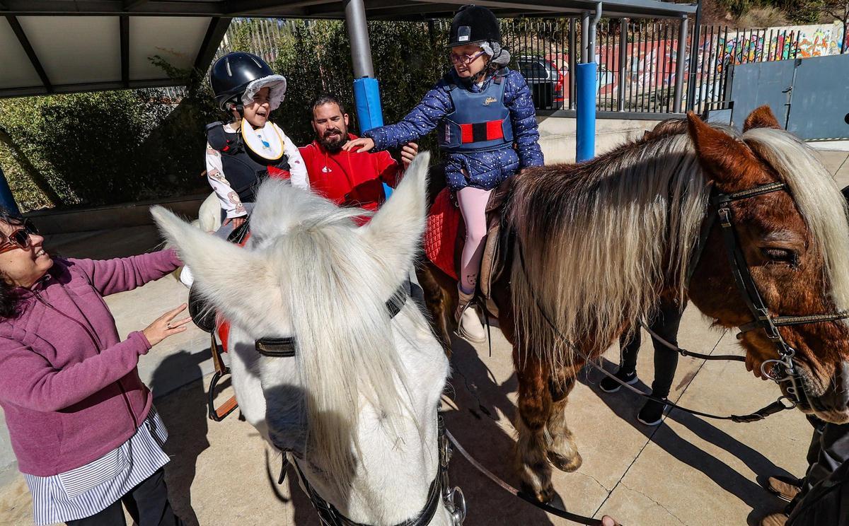 Los beneficios de la equinoterapia y las tabletas para los alumnos del Tomàs Llàcer