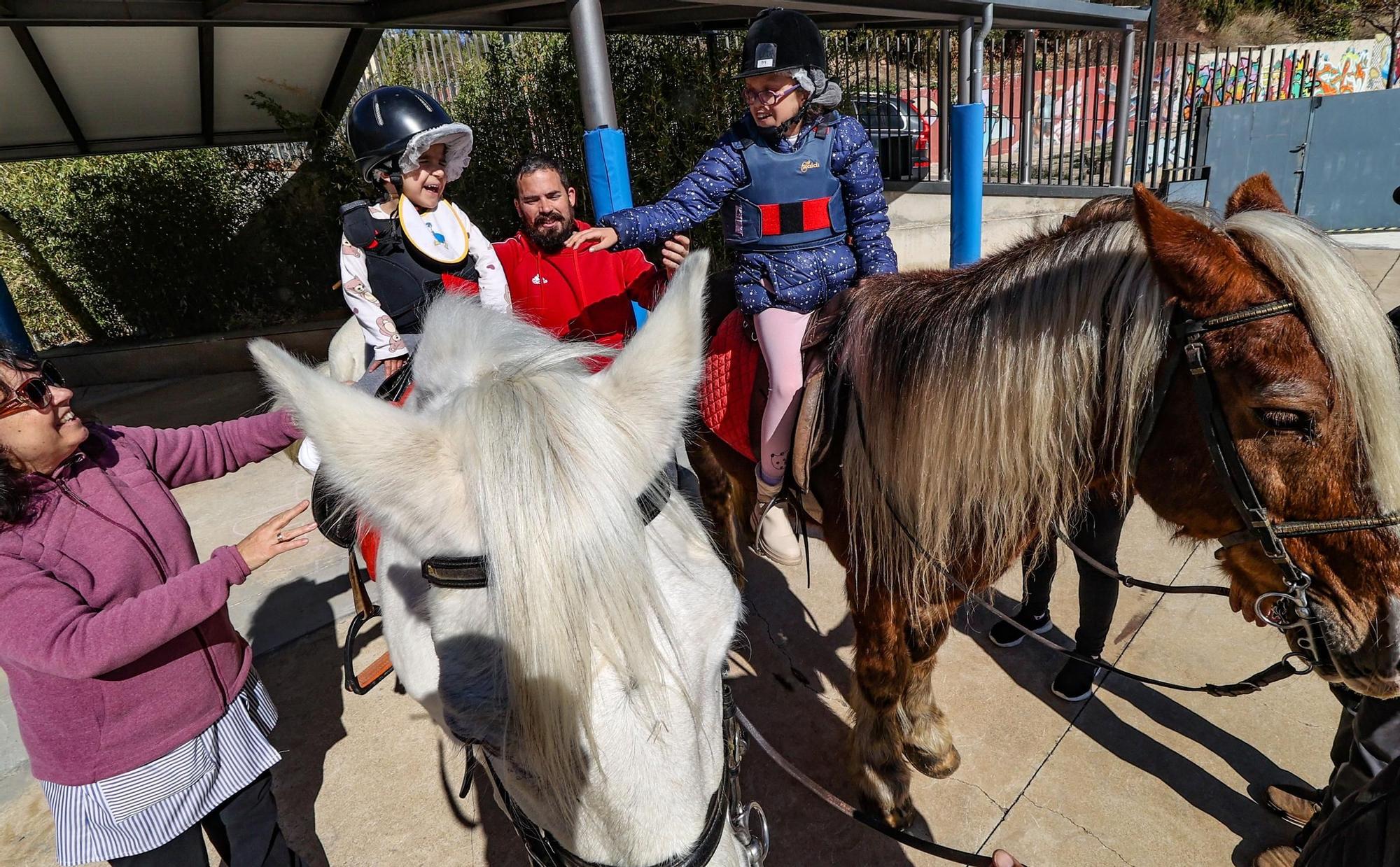 Los beneficios de la equinoterapia y las tabletas para los alumnos del Tomàs Llàcer