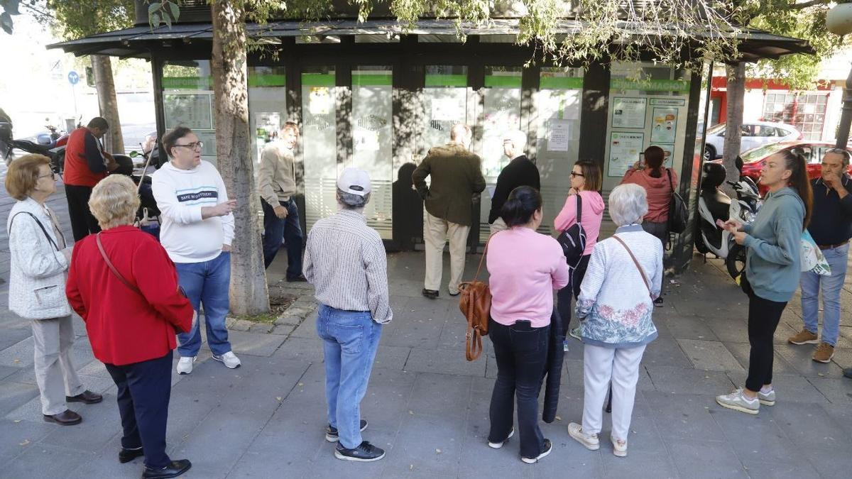 Cola en el punto de información de Aucorsa en la plaza de Colón que quiere renombrarse como Virgen de la Quinta Angustia.