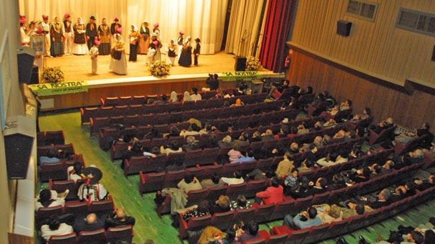 El cine Regio durante un festival folclórico.