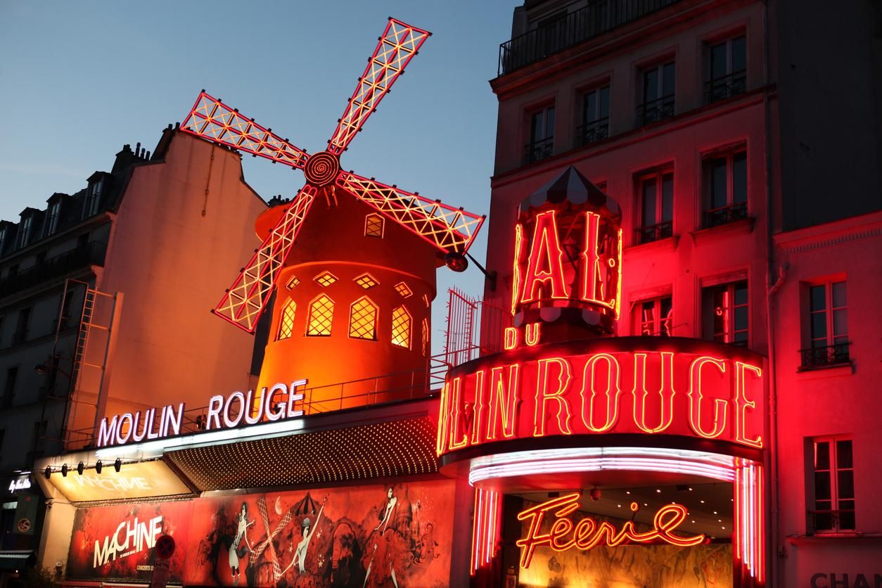 Le Moulin Rouge al atardecer.