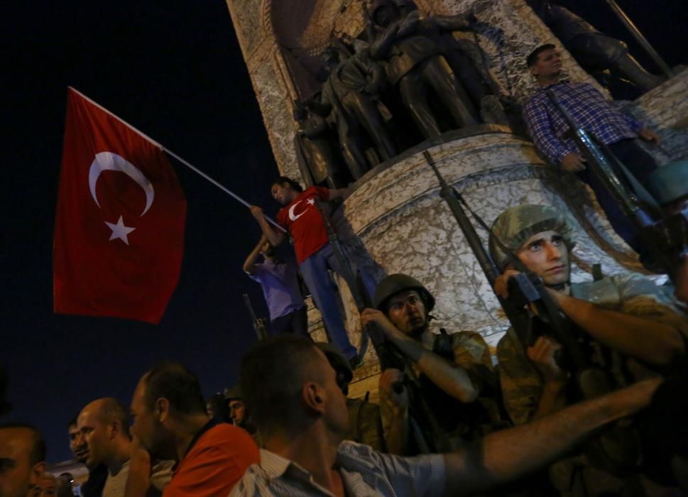 Manifestació davant el Monument a la República a la Plaça de Taksim a Istanbul,