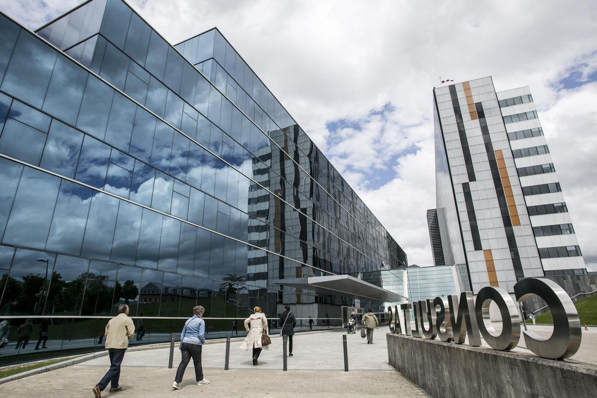 Acceso al área de consultas externas del HUCA.