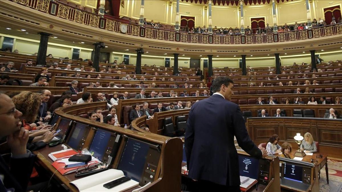 Pedro Sánchez, de espaldas, el pasado 2 de marzo en el Congreso.