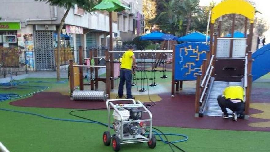 Tareas de mantenimiento en uno de los parques infantiles. // S.A.