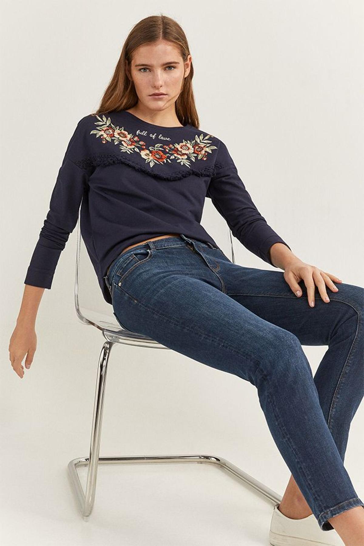 Modelo de Springfield con sudadera floral y jeans