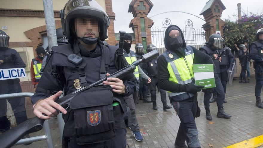 Dos agentes de la Policía, durante la jornada del domingo.