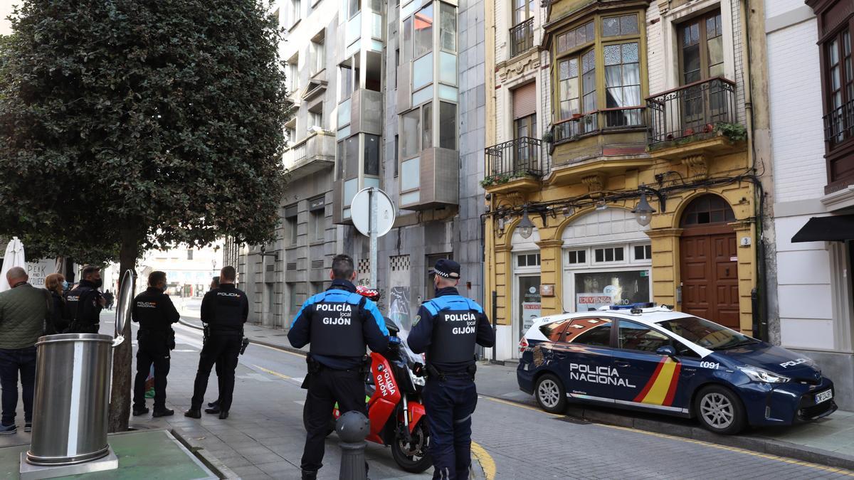 Agentes de la Policía Nacional, esta tarde, frente al edificio okupado.