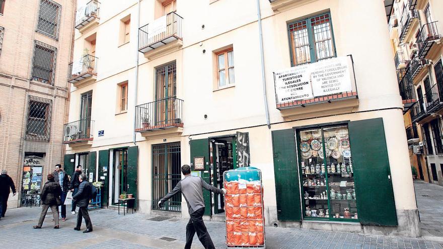 Pancartas con protestas vecinales por los apartamentos turísticos ilegales.