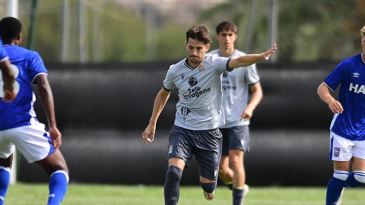 Toni Villa golpea el balón en una acción del encuentro frente al Ipswich Town